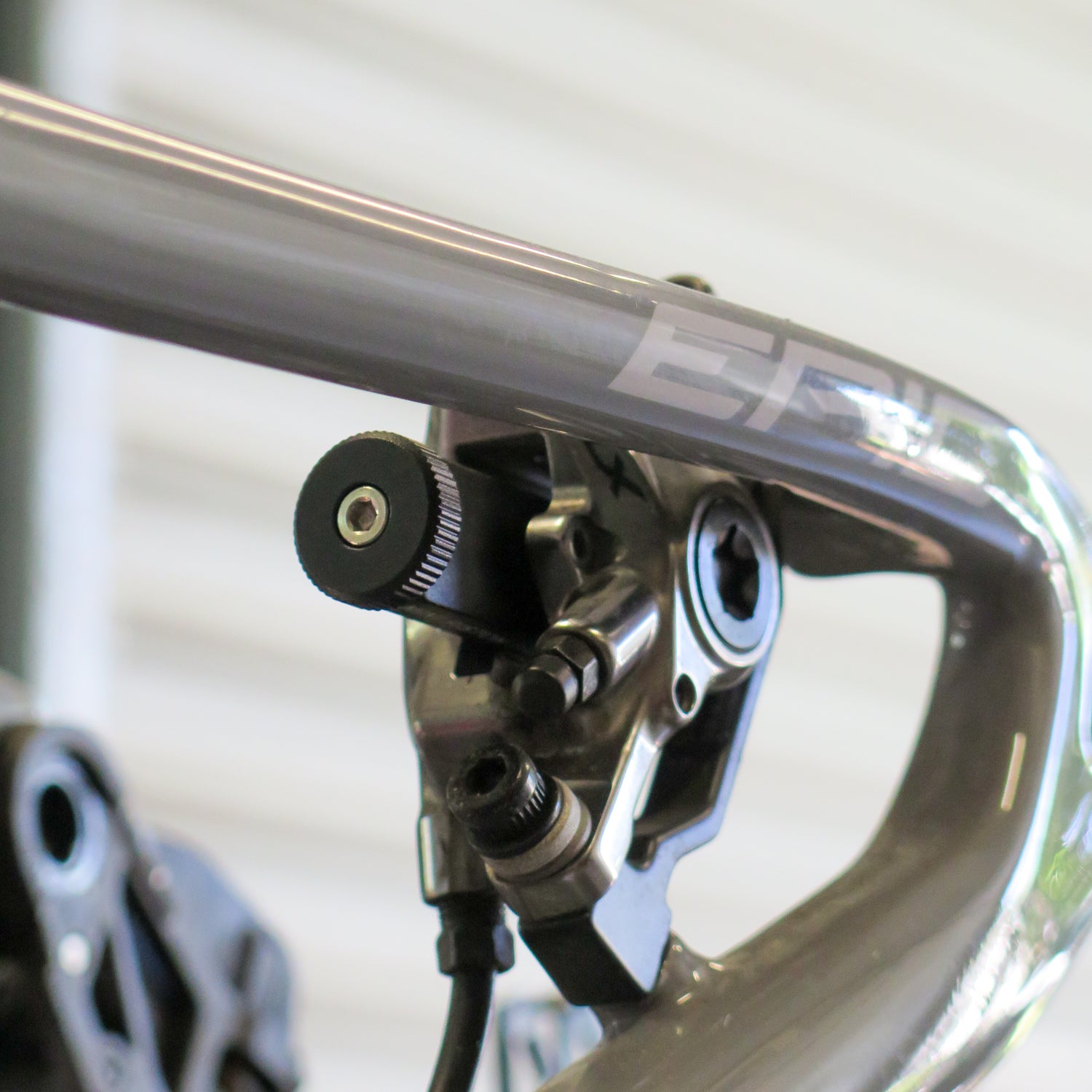 A single Sumart UBB-20 / Beaut Bike Piston Press being used on a 2 Shimano XTR Piston Caliper