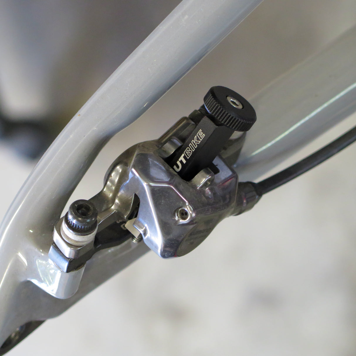 A single Sumart UBB-20 /  Beaut Bike Piston Press being used on a 2 Shimano XTR Piston Caliper