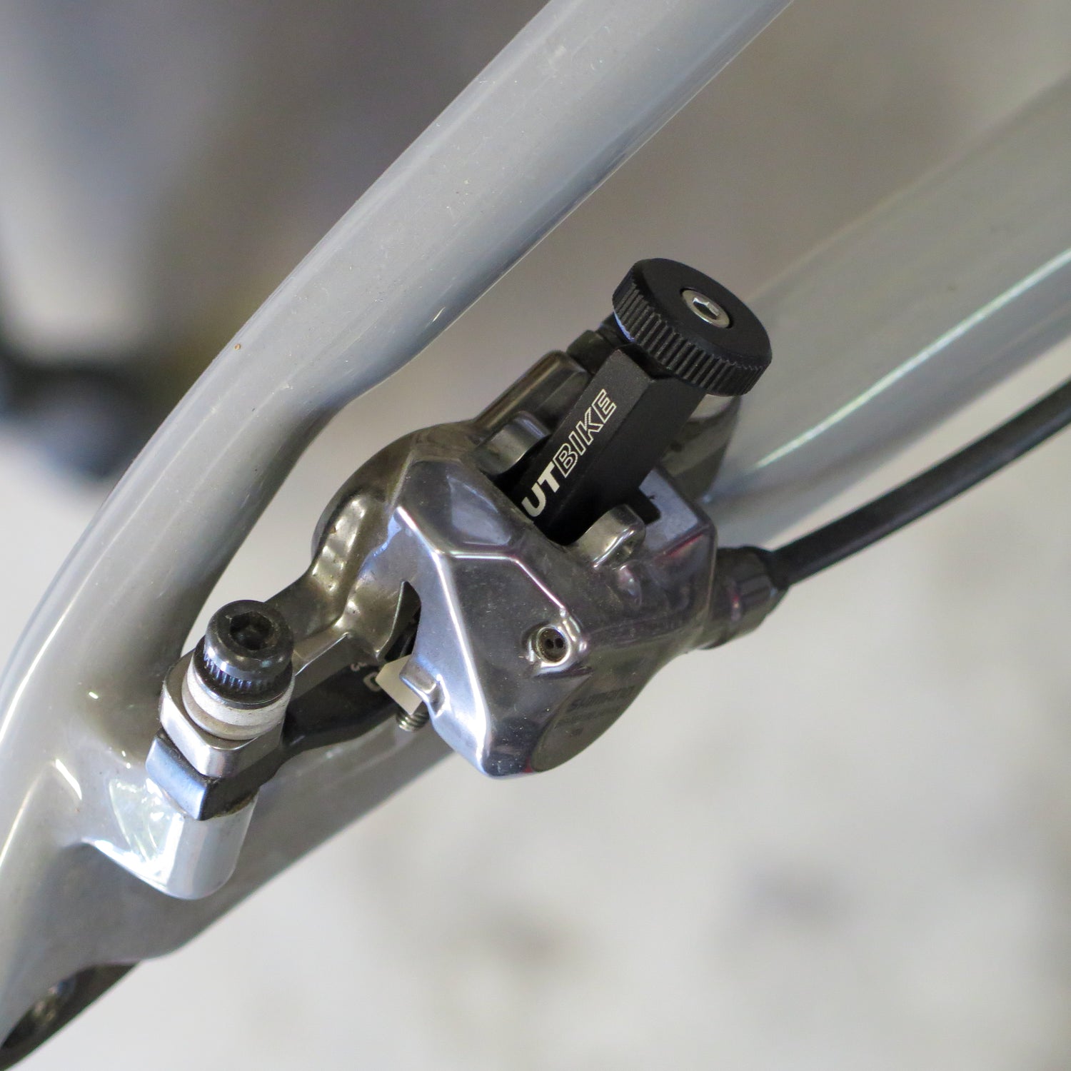 A single Sumart UBB-20 /  Beaut Bike Piston Press being used on a 2 Shimano XTR Piston Caliper