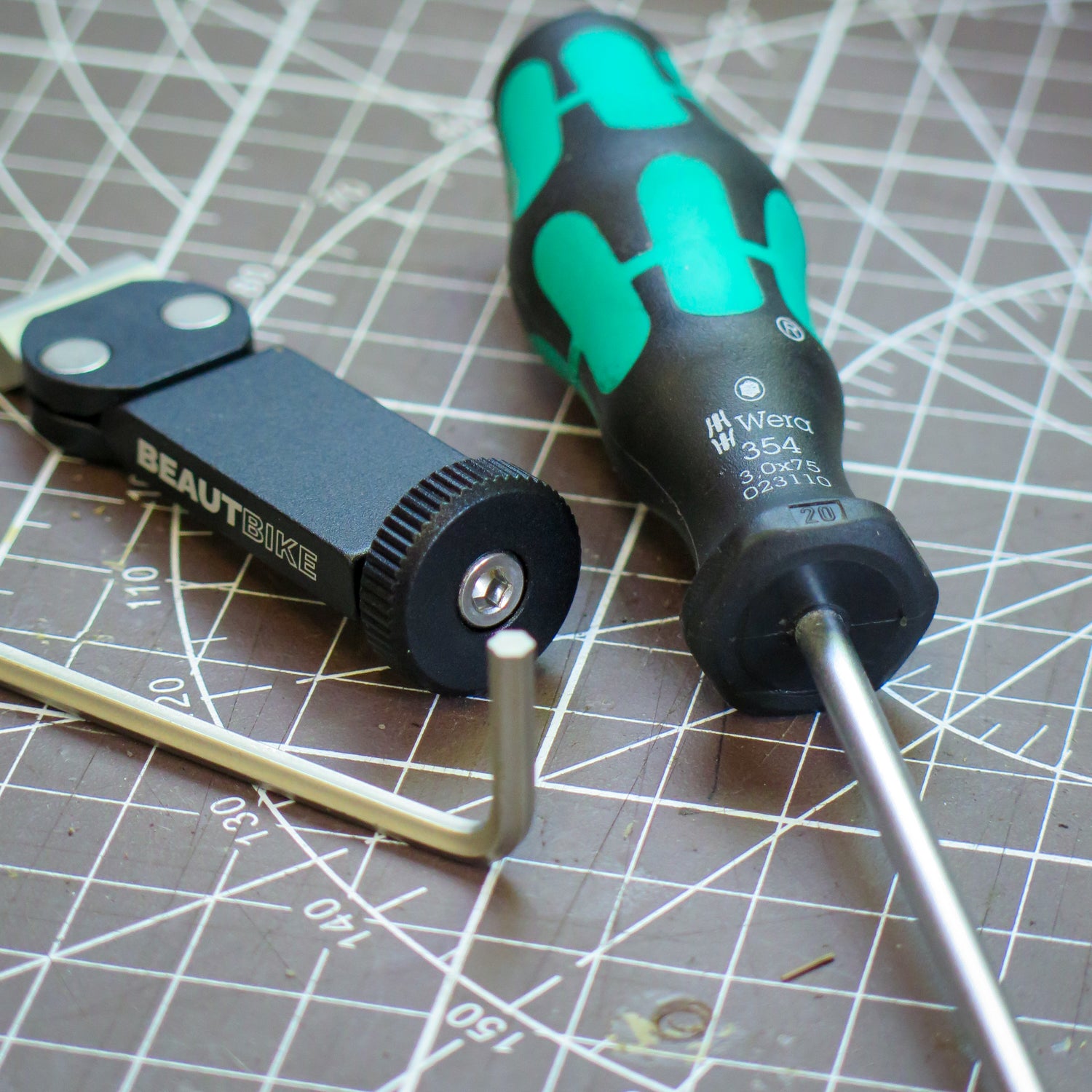 Details of bolt on Sumart UBB-20 /  Beaut Bike Piston  Press